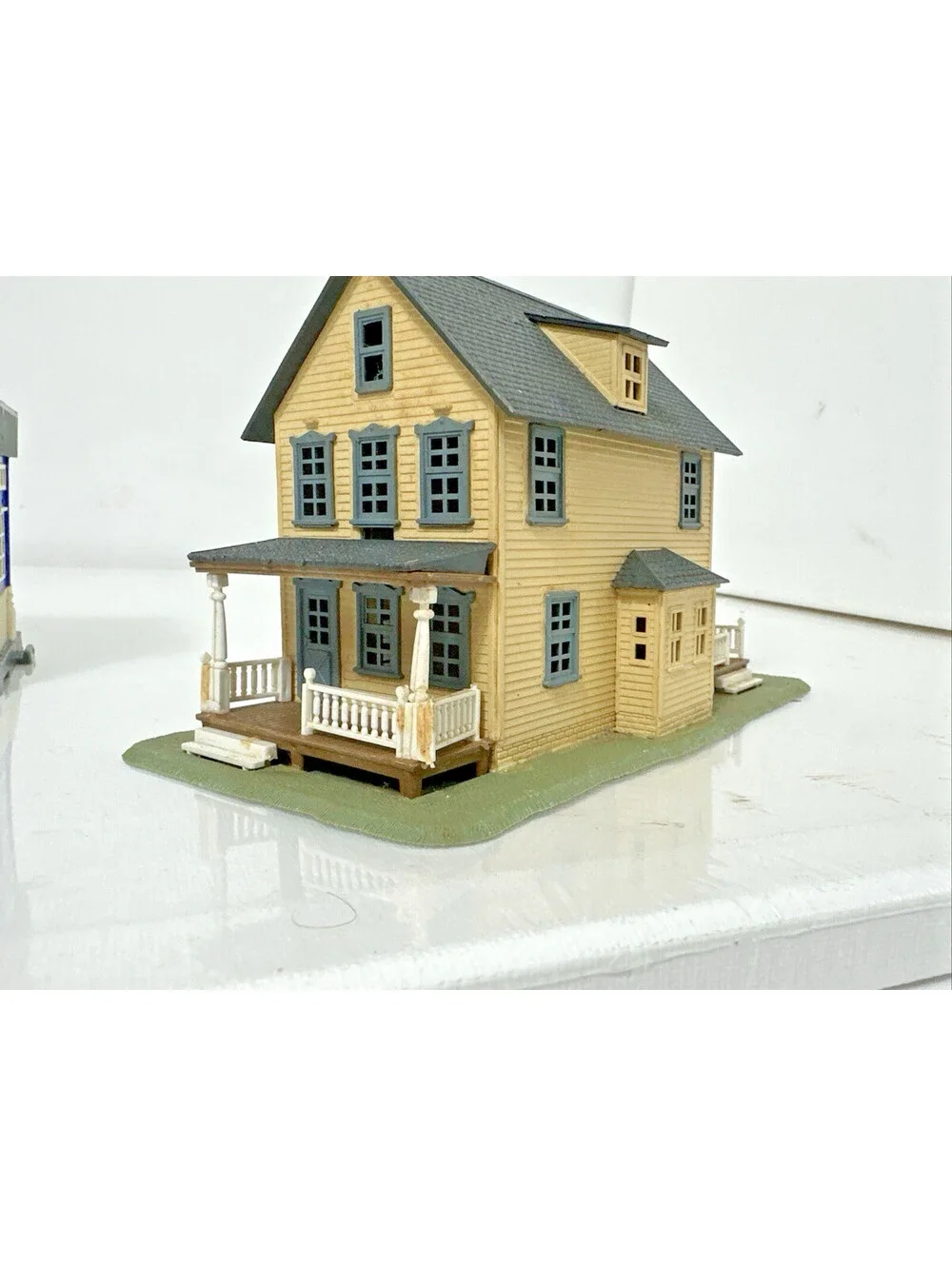 HO Scale Town Residential Lot - Vintage Walthers Rooming House & Police Station